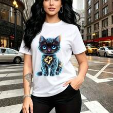 Camiseta de mujer con estampado de gatito negro de ojos azules brillantes y cruz amarilla - camiseta casual de manga corta, ajuste cómodo y moderno, estilo urbano nocturno - ideal para paseos por la ciudad, salidas con amigas y regalo perfecto para m - Blanco - Ver 8