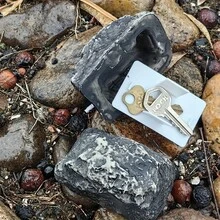 1個裝（含石頭與底座）仿真岩石隱藏鑰匙盒，仿石鑰匙收納盒，適用於地圖藏寶或戶外鑰匙存放 - 彩色 - 查看 5