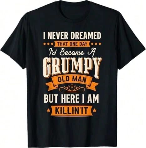 Funny "i Never Dreamed i'd Become a Grumpy old for Man" Saying Men's T-Shirt - Black with orange/White Text - everyday Tee for Birthdays, Gifts - Regular Fit Short Sleeve Casual Shirt - Funny aging Humor apparel, Humorous Quote Shirt - Schwarz - Übersicht 1