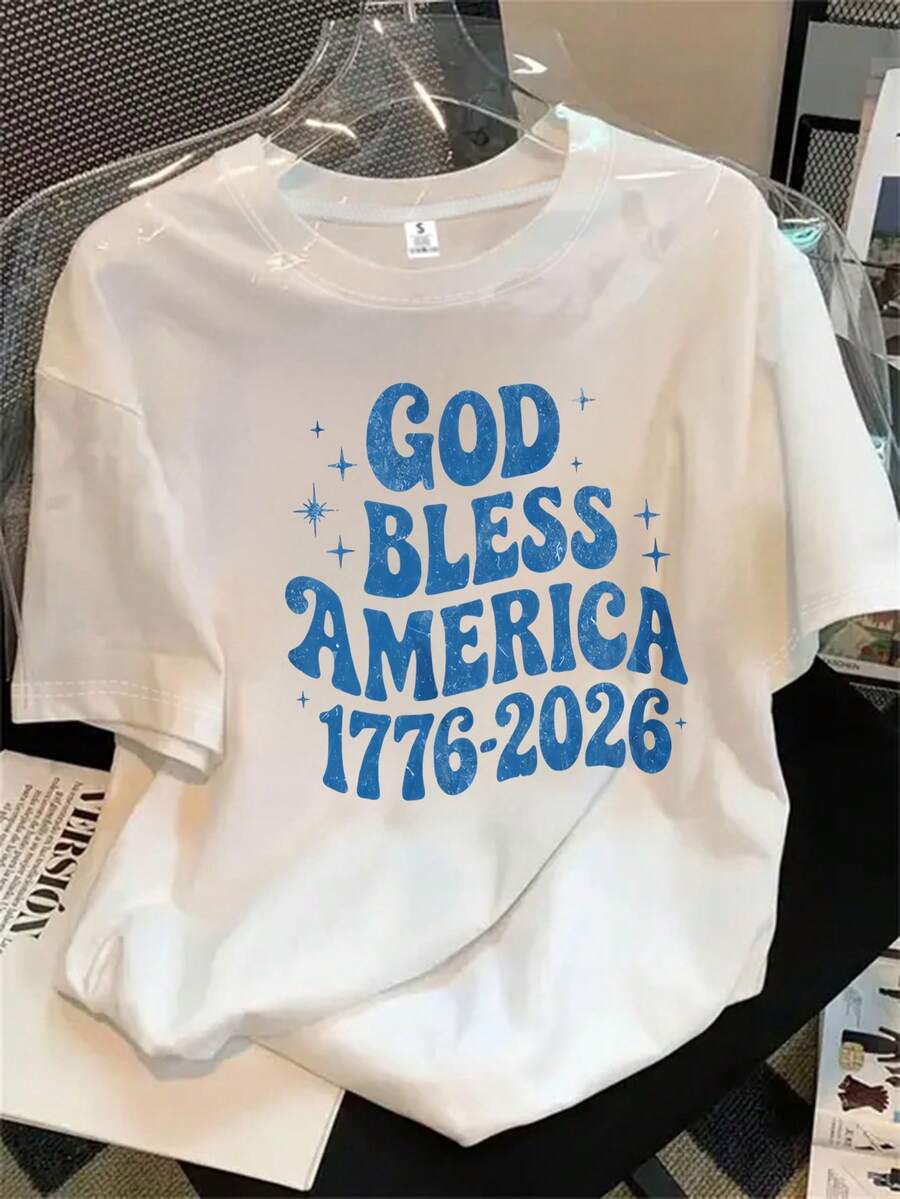 Top de mujer de manga corta y cuello redondo con estampado "God bless America" en el fondo, apto para todas las estaciones. - Blanco - Ver 1