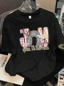 Top de mujer de cuello redondo y manga corta con la letra "m" estampada con flores y mariposas, apto para todas las estaciones. - Negro - Ver 1