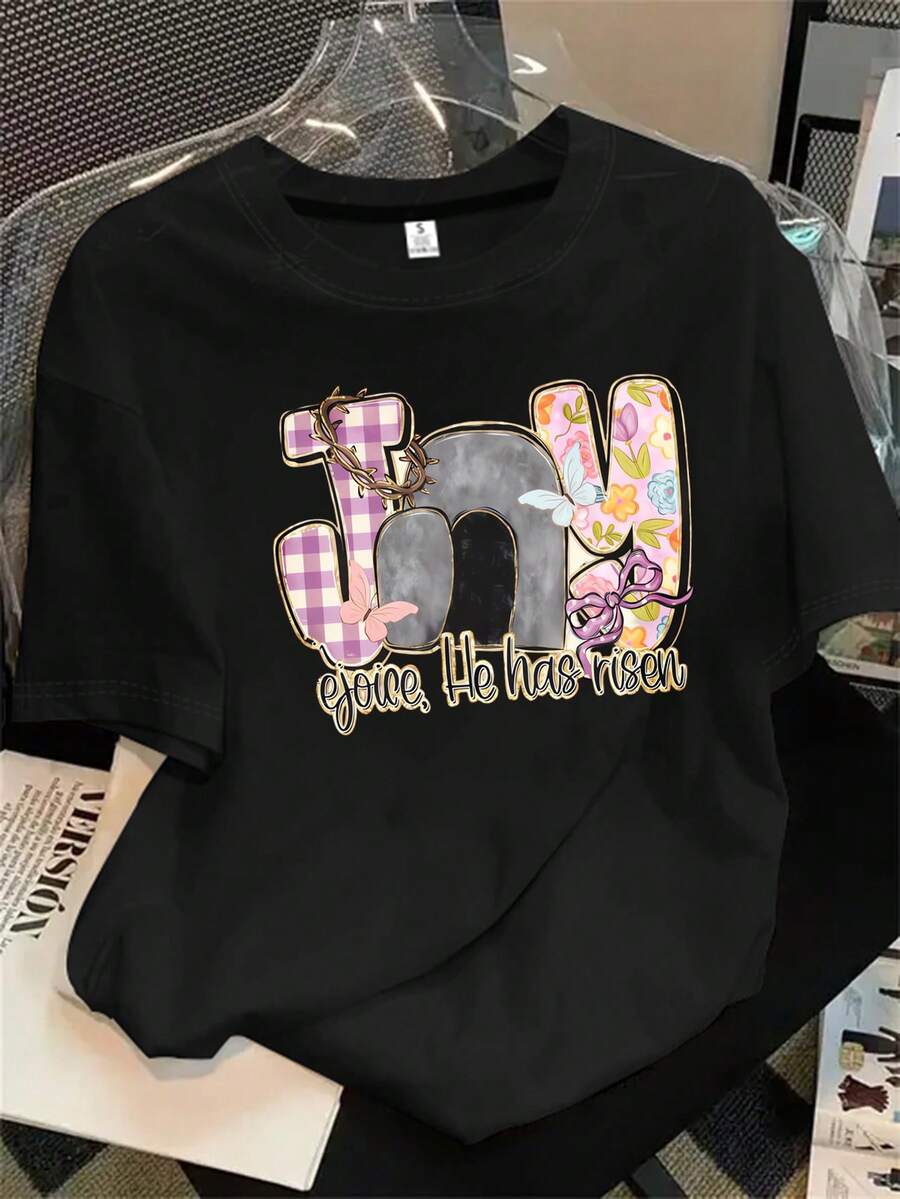 Top de mujer de cuello redondo y manga corta con la letra "m" estampada con flores y mariposas, apto para todas las estaciones. - Negro - Ver 1