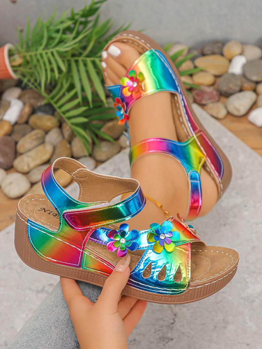 NIPAXO Sandalias de cuña con plataforma slip-on para mujer talla grande, cómodas y sin fatiga, brillantes, elegantes, de moda, dulces, ligeras, nuevo estilo, para fiesta, uso diario, boda, playa, viaje, ocio y entretenimiento, decoración floral de moda, cierre ajustable de gancho y bucle