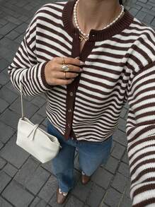 Buzzelle Sylvia 女士复古宽松撞色条纹圆领长袖开衫，柔软针织面料，休闲百搭，适合通勤、旅行、咖啡馆、下午茶、新年、情人节等场合。 - 彩色 - 查看 1