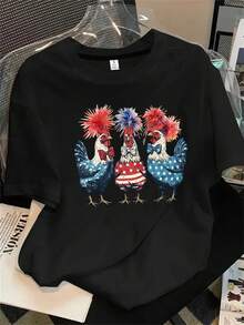 Top de mujer de manga corta y cuello redondo con estampado de gallo y dos manos que sostienen banderas estadounidenses sobre sus cabezas, apto para todas las estaciones. - Negro - Ver 1