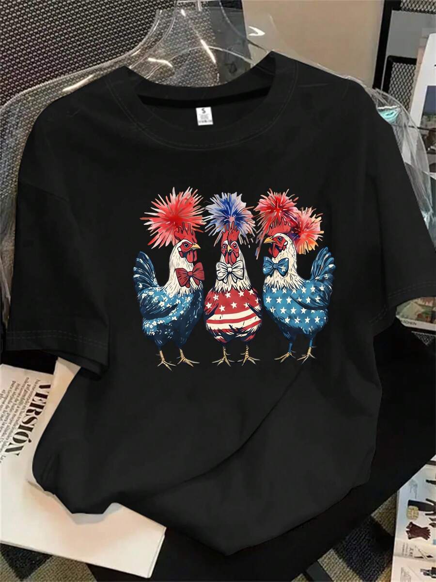 Top de mujer de manga corta y cuello redondo con estampado de gallo y dos manos que sostienen banderas estadounidenses sobre sus cabezas, apto para todas las estaciones. - Negro - Ver 1