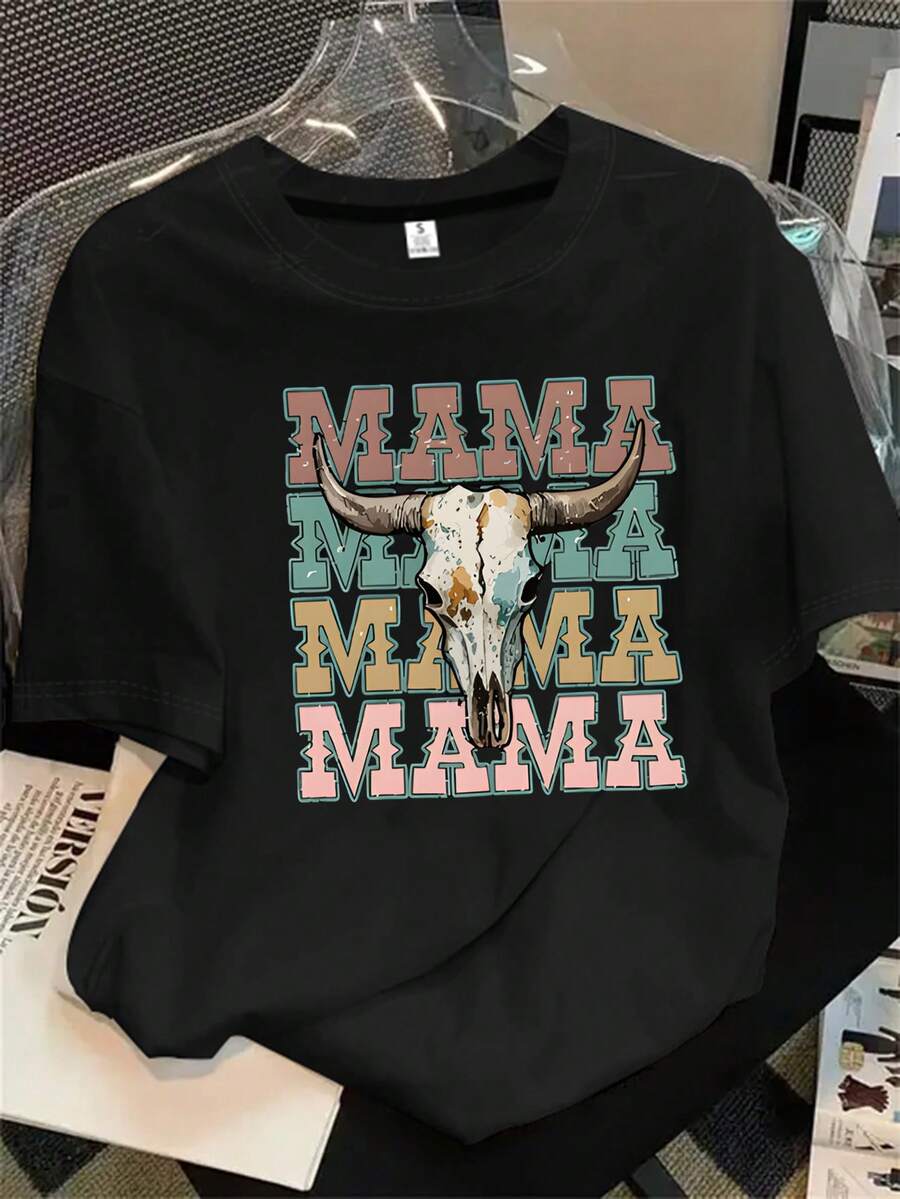 Top de mujer de manga corta y cuello redondo con estampado de calavera de vaca y la palabra "Mamá" escrita, apto para todas las estaciones. - Negro - Ver 1
