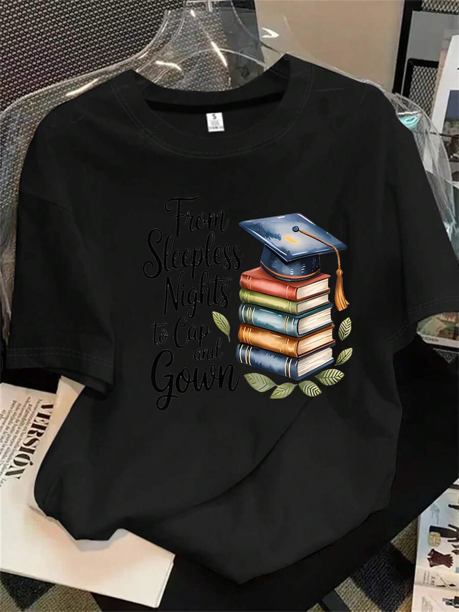 Camisa de mujer de manga corta y cuello redondo con una pila de libros en el interior y un estampado con las palabras "Noche tras noche", apta para todas las estaciones. - Negro - Ver 1