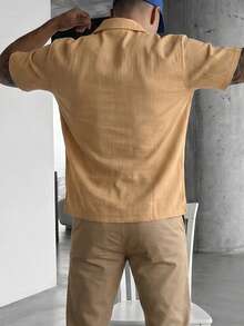 glestore Camisa Polo de Linho de Manga Curta com Cor Sólida Retrô para Homens: Macia e Confortável, Adequada para Uso Casual, Férias e Deslocamento Diário - Castanho - Visão 2
