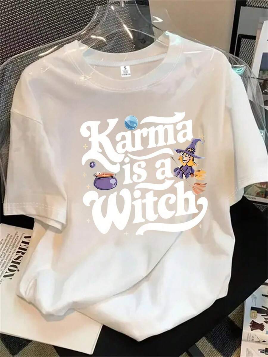 Top de mujer de cuello redondo y manga corta con estampado de una bruja sosteniendo una escoba y una olla, apto para todas las estaciones. - Blanco - Ver 1
