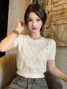 優雅休閒鏤空格紋短袖針織上衣，女款夏季新款法式風百搭圓領珠飾泡泡袖修身襯衫 - 杏色 - 查看 1