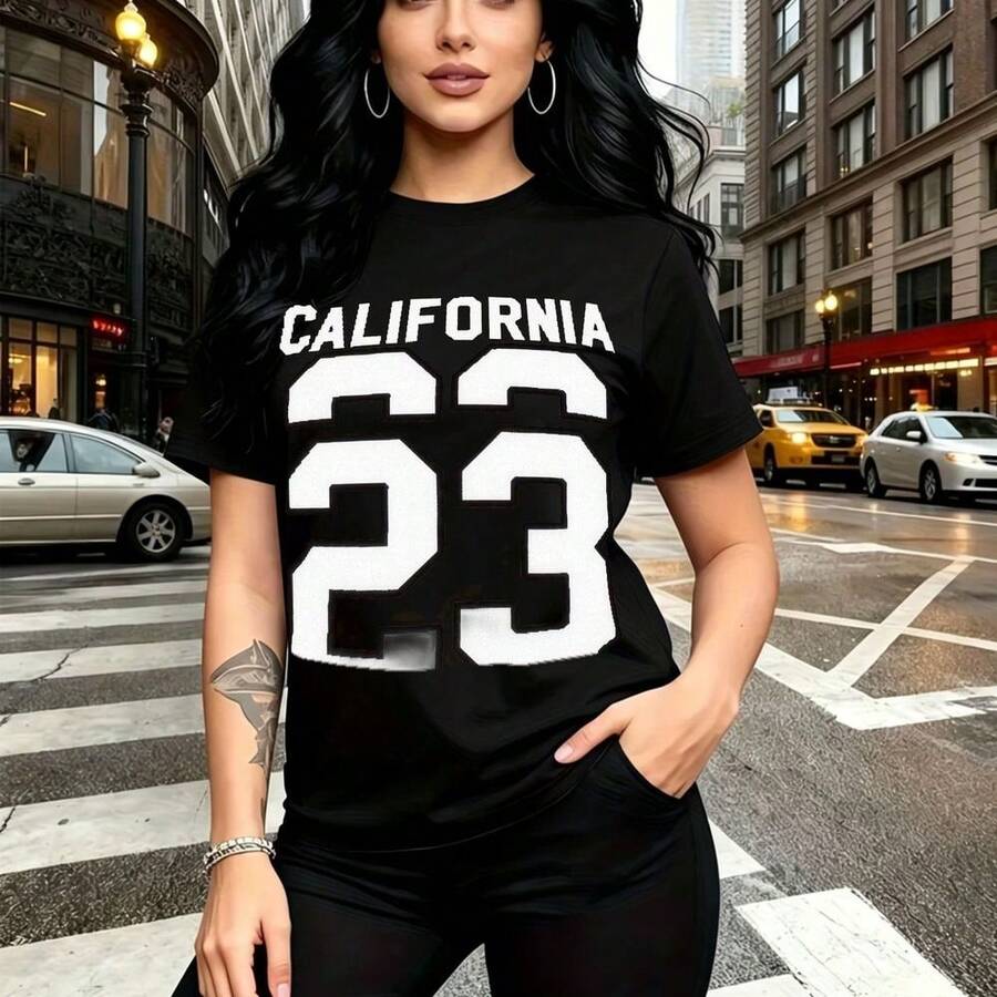 Camiseta de mujer con estampado de chica urbana en cruce de calles de California con número 23 - camiseta casual de manga corta, ajuste cómodo y estilo moderno con actitud - ideal para paseos por la ciudad, viajes a México o regalo perfecto para mamá - Negro - Ver 1