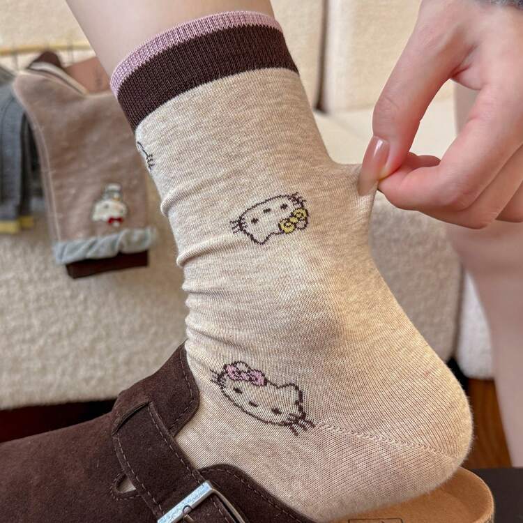MINISO Hello Kitty 刺繡中筒襪，優質棉混紡材質，柔軟透氣親膚，彈性舒適，秋冬保暖休閒襪，適合日常穿著、上班、街頭穿搭與日常使用 - 樣式 2 - 查看 4