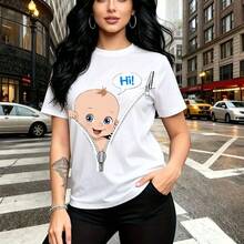 Camiseta de mujer con estampado divertido de bebé asomándose por cremallera plateada y globo de diálogo "Hi!" - diseño gráfico juguetón y moderno, ajuste cómodo y fresco para el clima mexicano - ideal para paseos urbanos, compras en la ciudad y encue - Blanco - Ver 8