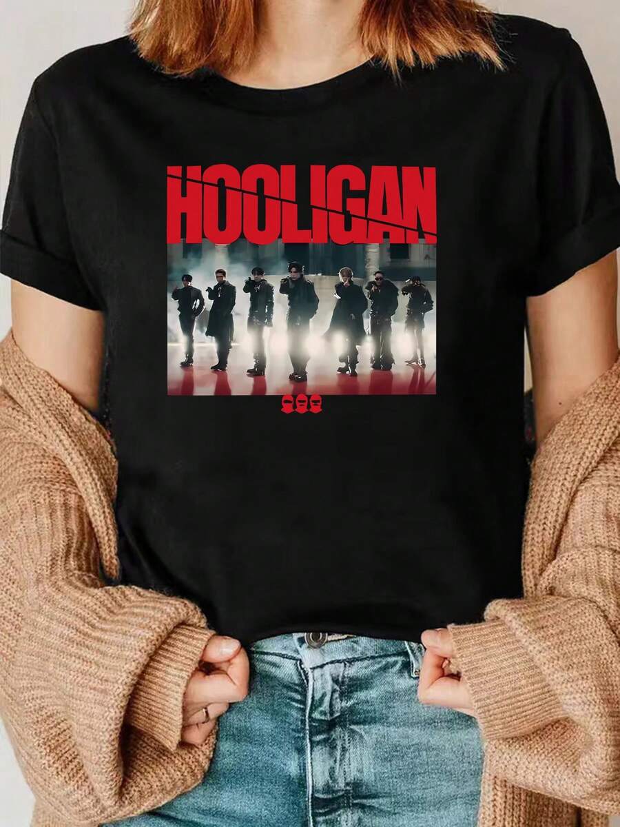 "Hooligan"-streetstyle och medlemmarnas coola scenlook kombineras i denna tryckta T-shirt - en avslappnad damtopp med rund hals och korta ärmar, gjord av mjuk polyesterblandning, lös passform, ett måste för vårens och sommarens mode. Konsert-T-shirt, party-outfit, damtopp, t-shirt, sommartopp, sommar, t-shirt, dam-t-shirt, sport, streetstyle, trendigt mode, semesteroutfit, utomhuslek, vardagskläder. - Svart - Visa 1