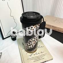 Cốc cà phê giữ nhiệt thời trang 350ml, chất liệu thép không gỉ, thiết kế họa tiết da báo với điểm nhấn lấp lánh, kèm dây treo chữ "COFFEE". Kiểu dáng thời trang và tiện dụng, thích hợp sử dụng cá nhân hoặc làm quà tặng dịp lễ/Giáng sinh. - Nhiều màu - Xem 9