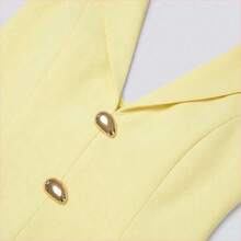 Este vestido de traje de mujer con cuello halter presenta un elegante adorno metálico y una cintura ajustada y estilizadora. Hecho de una tela crujiente y resistente a las arrugas, ofrece un aspecto sofisticado. El diseño de cuello halter revela sutilmente el cuello y los hombros, mientras que el pequeño escote en V agrega un toque de sensualidad discreta. Los broches metálicos adornan el frente, y la cintura ajustada y la falda corta alargan las piernas, ocultando cualquier curva no de - Blanco y Negro - Ver 11