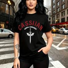 Camiseta de mujer con estampado de "Cassian General Commander" y daga alada roja - diseño urbano estilo casual, ajuste cómodo y fresco, ideal para paseos por la ciudad o salidas entre amigas - regalo perfecto para mamá, esposa, novia, hermana mayor y - Negro - Ver 7