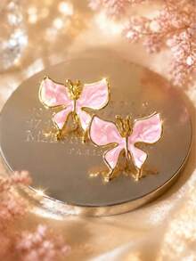 Một đôi bông tai nữ bằng thép titan với đinh tán bướm thép không gỉ mạ vàng 18k dạng giọt sáp, thời trang và đa năng, mang lại cảm giác sang trọng nhẹ nhàng cao cấp, phù hợp cho thời trang hàng ngày và đi làm, một lựa chọn hoàn hảo để làm quà tặng. - Loại bướm - Xem 2