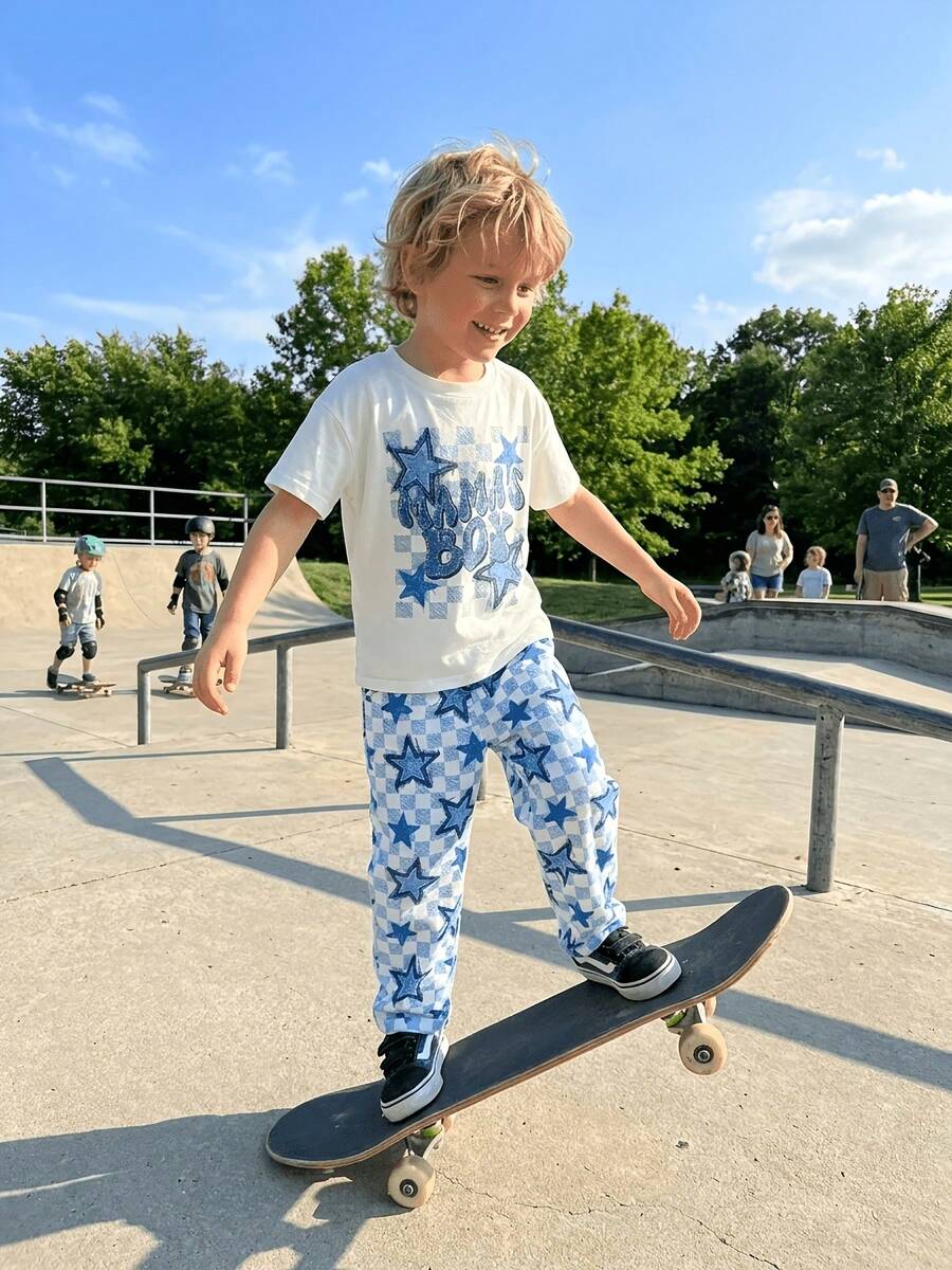 2 Stücke/Set 4-7 Jahre alte Jungen Sommer "MAMA'S BOY" Muster Kurzarm Top + Blau & Weiß karierter Stern Allover Muster Hose, modisches Outfit für kleine Jungen Outdoor-Tragen - Blau - Übersicht 1
