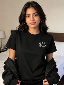 New 2026 Model. Ideal For All Seasons. Suitable For All Occasions. Women's Short-Sleeved T-Shirt, Modern And Casual, With A  Face Print. Comfortable And Breathable, It's Versatile And Ideal For Any Occasion. WMON - 黑色 - 查看 1