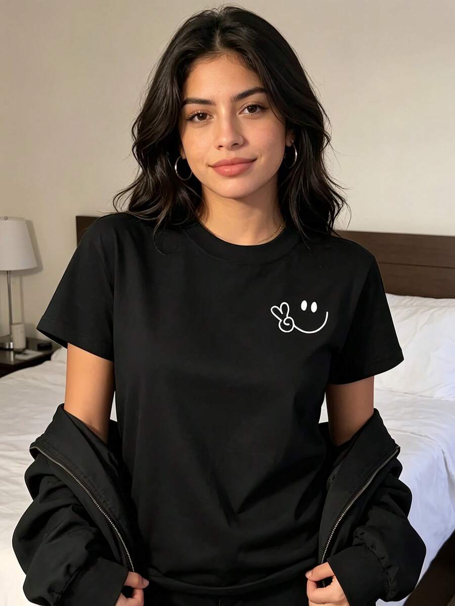 New 2026 Model. Ideal For All Seasons. Suitable For All Occasions. Women's Short-Sleeved T-Shirt, Modern And Casual, With A Face Print. Comfortable And Breathable, It's Versatile And Ideal For Any Occasion. WMON - 黑色 - 查看 1