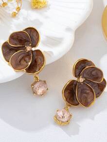 1 Pair Fashionable Alloy French Retro Gold-Rimmed Ivory Enamel Camellia Stud Earrings, Champagne Diamond Luxurious Delicate Earrings - Khaki - View 3