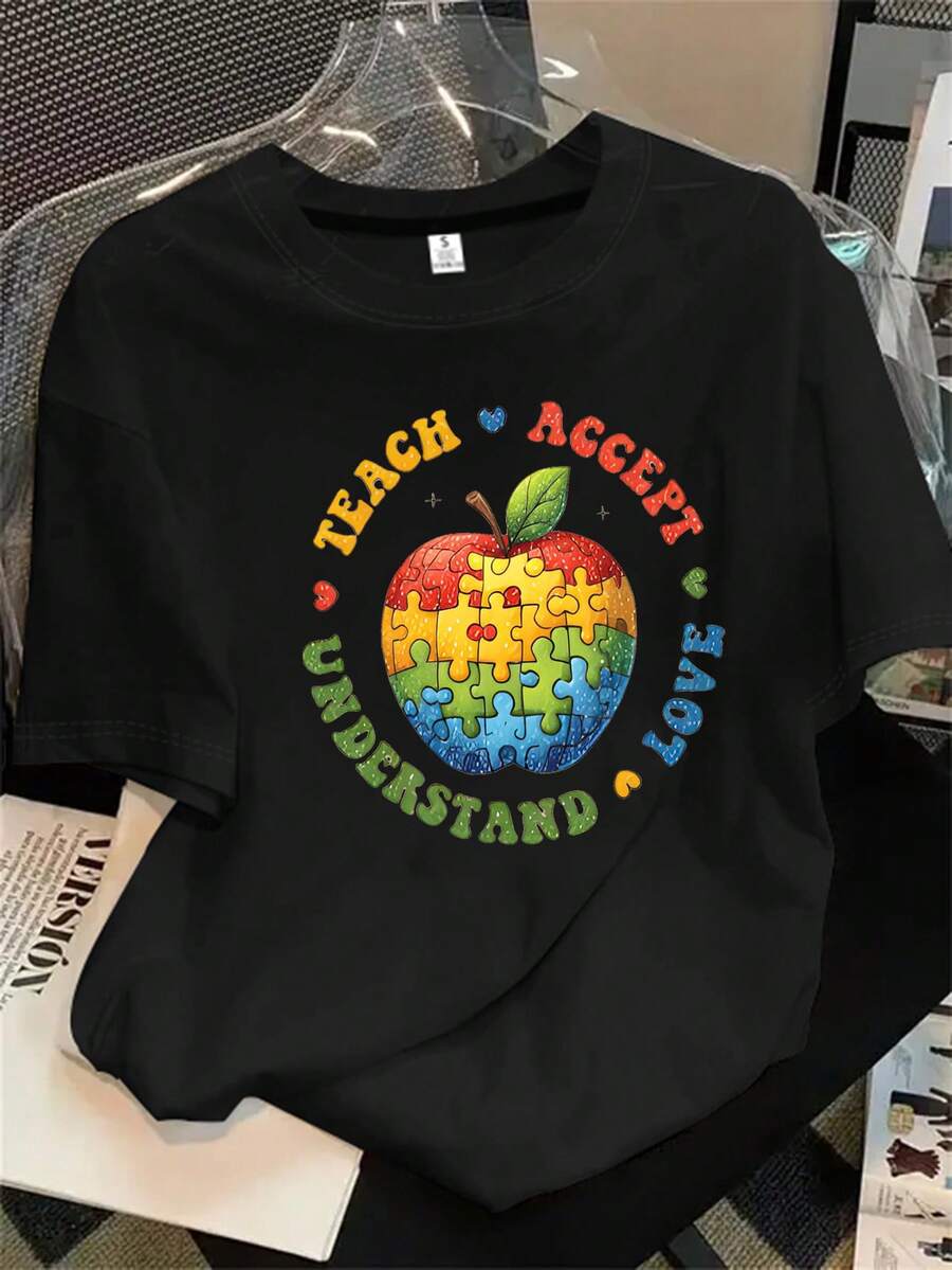 Top de mujer de cuello redondo y manga corta con estampado de puzle en forma de manzana y la frase "Feliz Cumpleaños" impresa, apto para todas las estaciones. - Negro - Ver 1