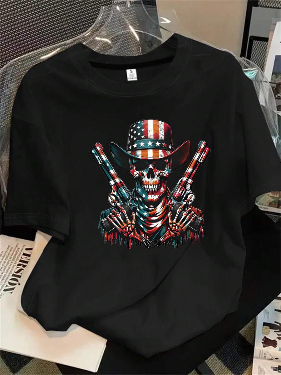Camisa de mujer de manga corta y cuello redondo con estampado de sombrero de vaquero y calavera sosteniendo dos pistolas, apta para todas las estaciones. - Negro - Ver 1