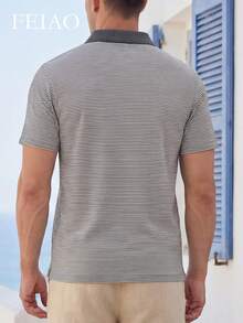 Camisa polo masculina FEIAO com estampa retrô vintage de moedas, em malha listrada de cor sólida, manga curta, estilo minimalista, versátil e ideal para o dia a dia, férias e deslocamentos diários. - Cinza - Ver 2