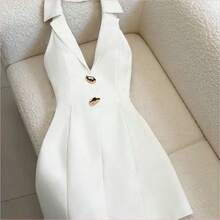 Este vestido de traje de mujer con cuello halter presenta un elegante adorno metálico y una cintura ajustada y estilizadora. Hecho de una tela crujiente y resistente a las arrugas, ofrece un aspecto sofisticado. El diseño de cuello halter revela sutilmente el cuello y los hombros, mientras que el pequeño escote en V agrega un toque de sensualidad discreta. Los broches metálicos adornan el frente, y la cintura ajustada y la falda corta alargan las piernas, ocultando cualquier curva no de - Blanco y Negro - Ver 5