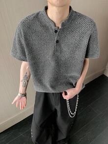 1件男士灰色麻灰紋理亨利領短袖T恤，針織面料寬鬆版型，透氣舒適，復古美式與新中式休閒風，適合日常、通勤、夏季穿著 - 灰色 - 查看 8