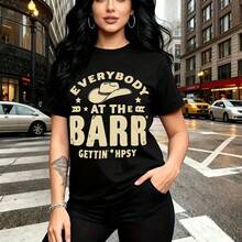 Camiseta de mujer con estampado urbano estilo western que dice "EVERYBODY AT THE BARR GETTIN' HPSY" con sombrero de vaquero y estrellas - camiseta casual de manga corta, ajuste cómodo y moderno, ideal para paseos por la ciudad o salidas nocturnas - r - Negro - Ver 7