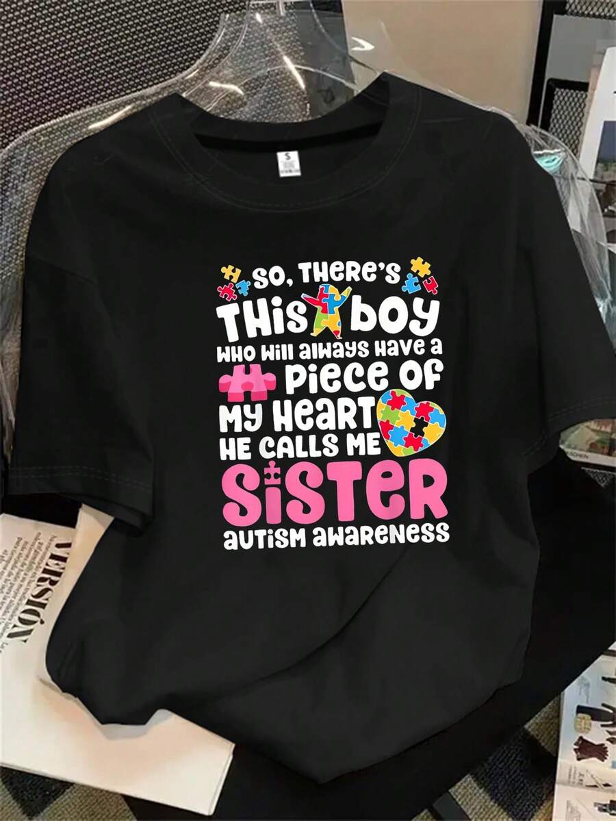 Top de mujer de manga corta y cuello redondo sobre fondo rosa con estampado de retazos en forma de corazón, apto para todas las estaciones. - Negro - Ver 1