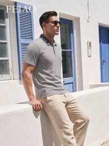 Camisa polo masculina FEIAO com estampa retrô vintage de moedas, em malha listrada de cor sólida, manga curta, estilo minimalista, versátil e ideal para o dia a dia, férias e deslocamentos diários. - Cinza - Ver 4