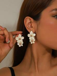 1 Pair Elegant Floral Vintage Design Fashion Women's Earrings - Bright White - View 3