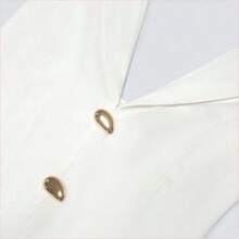 Este vestido de traje de mujer con cuello halter presenta un elegante adorno metálico y una cintura ajustada y estilizadora. Hecho de una tela crujiente y resistente a las arrugas, ofrece un aspecto sofisticado. El diseño de cuello halter revela sutilmente el cuello y los hombros, mientras que el pequeño escote en V agrega un toque de sensualidad discreta. Los broches metálicos adornan el frente, y la cintura ajustada y la falda corta alargan las piernas, ocultando cualquier curva no de - Blanco y Negro - Ver 6
