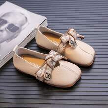 Sepatu Loafer Mengemudi Ujung Persegi Gaya Lembut untuk Anak Perempuan, Sepatu Putri dengan Hiasan Huruf dan Pita, Sepatu Sol Lembut Serbaguna untuk Bayi - Krem - View 3