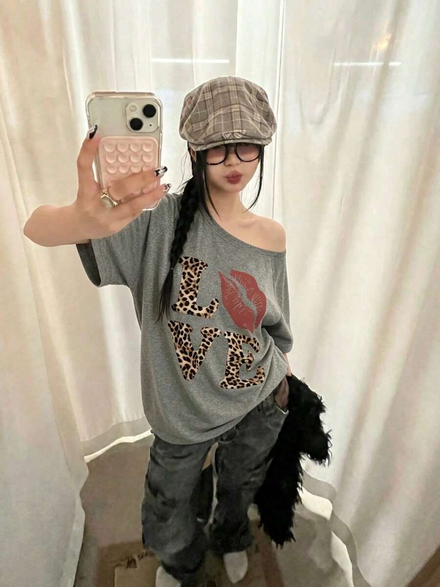女款時尚露肩豹紋 LOVE 與嘴唇圖案 T-shirt,短袖聚酯纖維高彈力休閒上衣,適合夏季 - 灰色 - View 1