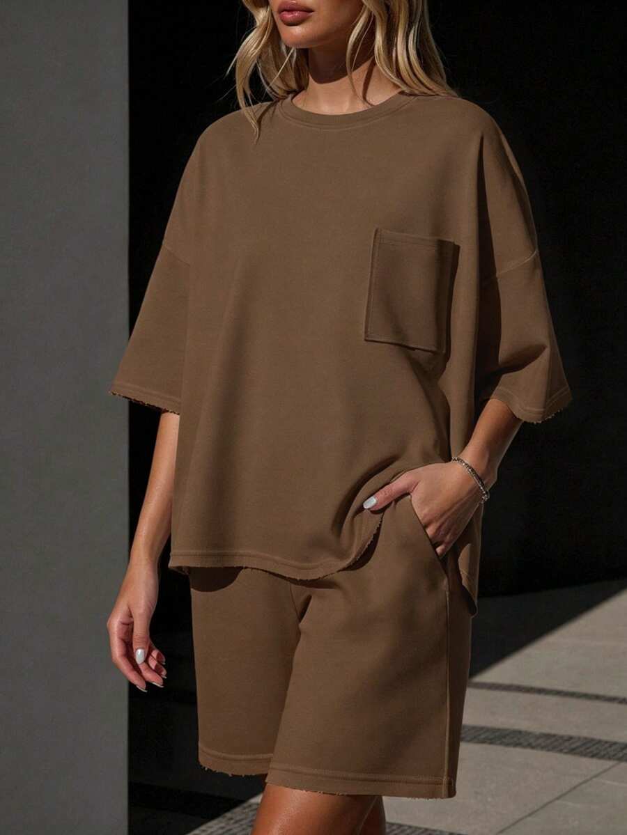 Bộ đồ nữ màu trơn 2 mảnh, áo thun ngắn tay cổ tròn và quần short có túi, thiết kế thời trang, phong cách thường ngày, phù hợp cho kỳ nghỉ hè, mặc hàng ngày, công sở, dạo phố, mùa tựu trường, bao gồm quần short thể thao cạp chun. - Cà phê nâu - Xem 1