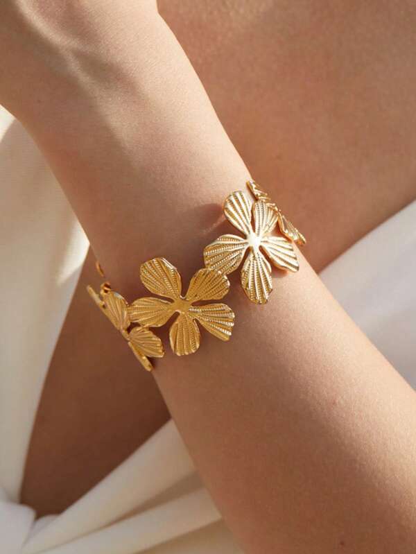 Pulsera de mujer de moda vintage bohemia con textura de metal grueso y flor dorada, brazalete ajustable de 5 hojas abierto, adecuado para uso diario