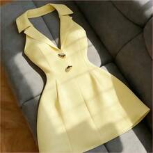 Este vestido de traje de mujer con cuello halter presenta un elegante adorno metálico y una cintura ajustada y estilizadora. Hecho de una tela crujiente y resistente a las arrugas, ofrece un aspecto sofisticado. El diseño de cuello halter revela sutilmente el cuello y los hombros, mientras que el pequeño escote en V agrega un toque de sensualidad discreta. Los broches metálicos adornan el frente, y la cintura ajustada y la falda corta alargan las piernas, ocultando cualquier curva no de - Blanco y Negro - Ver 9
