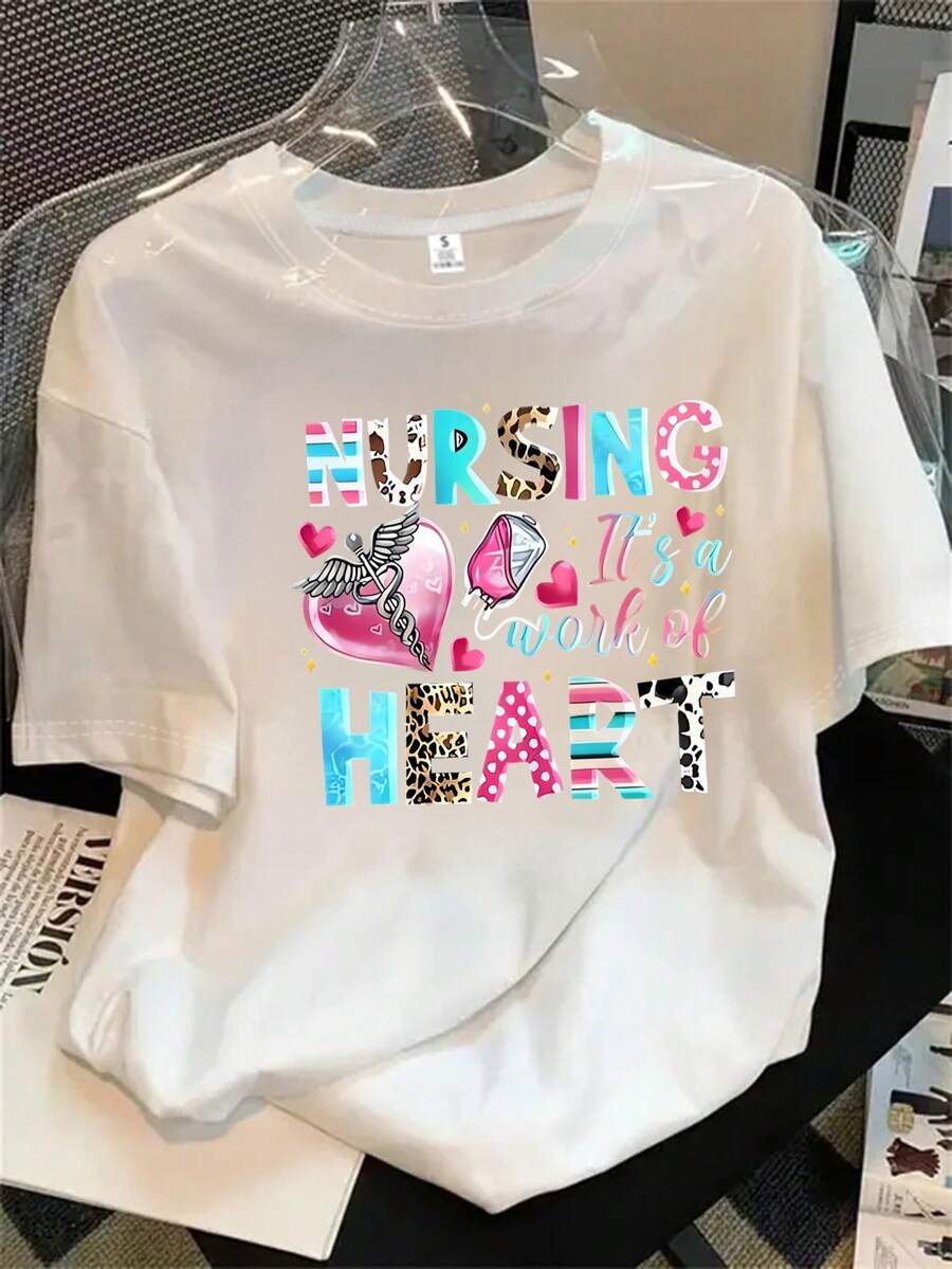 Top de mujer de manga corta y cuello redondo, con estampado que evoca el agua de manantial como cristalización del corazón, ideal para todas las estaciones. - Blanco - Ver 1