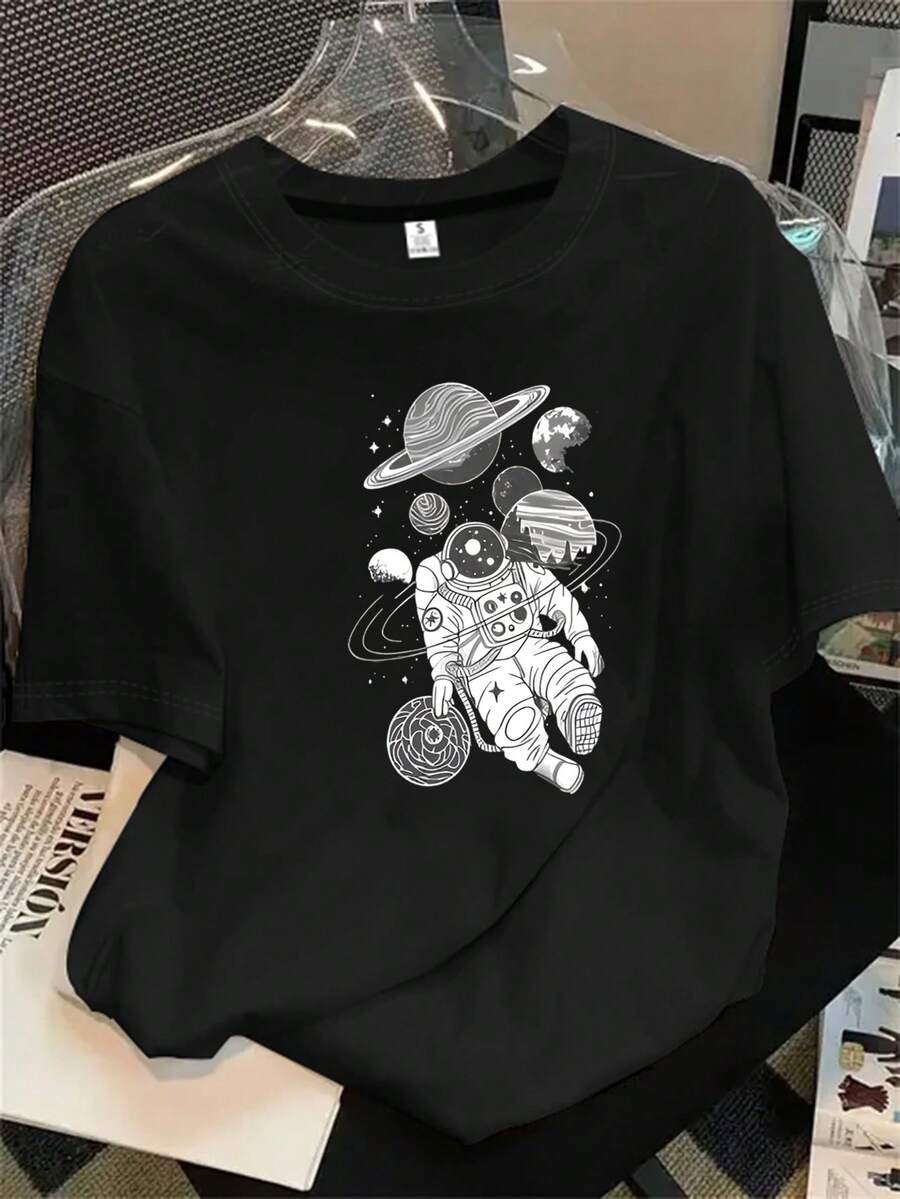 Camiseta de manga corta con cuello redondo y estampado de astronauta en blanco y negro para mujer, ideal para todas las estaciones. - Negro - Ver 1