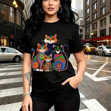 Camiseta de mujer con estampado psicodélico de cuatro gatos coloridos y expresivos - camiseta casual de manga corta con ajuste cómodo y estilo urbano vibrante, ideal para paseos por la ciudad, salidas con amigas y clima fresco después de la lluvia - - Negro - Ver 1