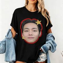 Bangtan Boys Kim Taehyung Graphic T-Shirt Custom Printed Cotton Short Sleeve Tee With Star Accent And Red Border - 黑色 - 查看 3