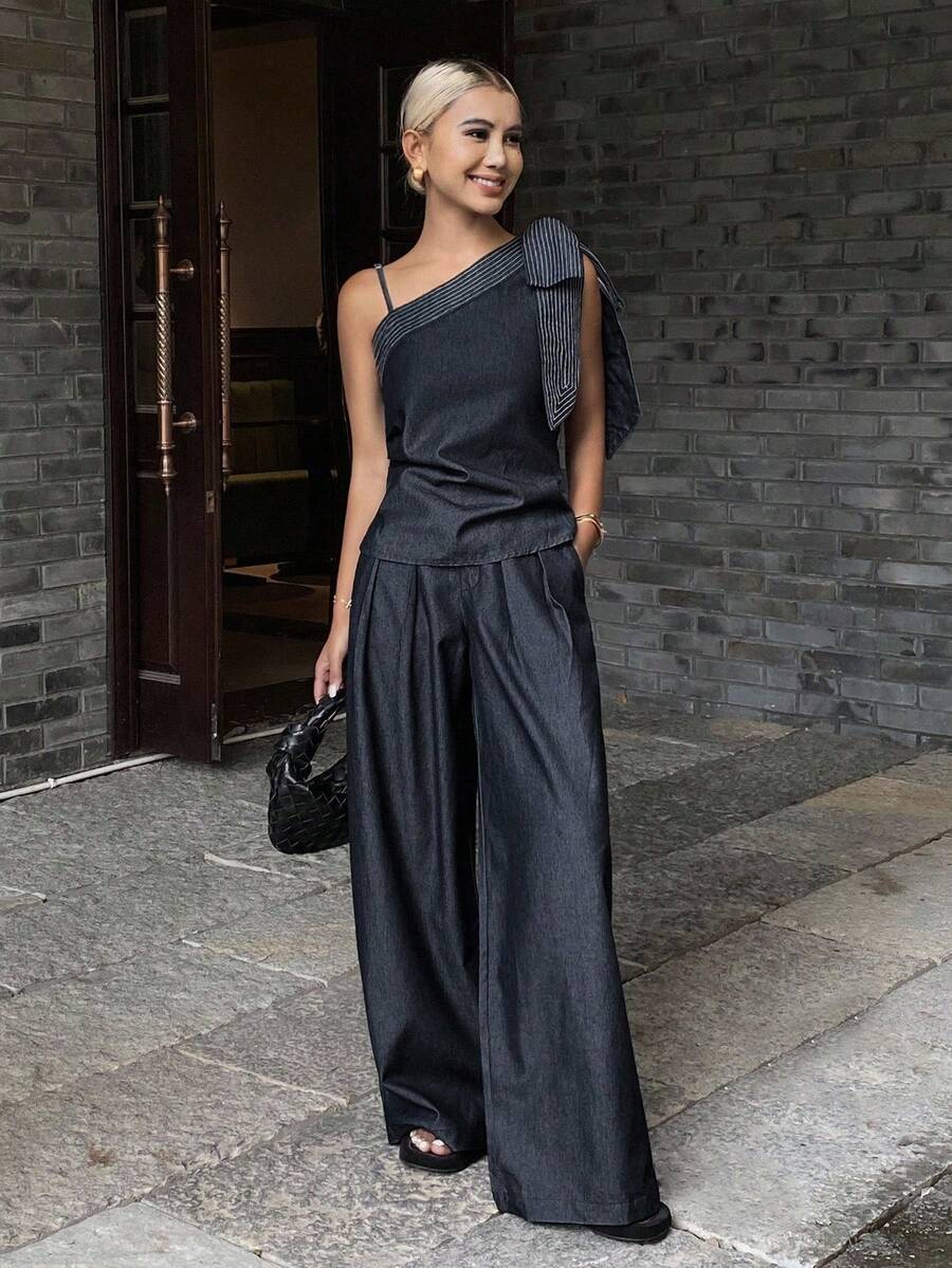 Conjunto de vacaciones de dos piezas con top sin mangas con cuello asimétrico con lazo y rayas de parche, y pantalones anchos y sueltos de mezclilla para mujer - Azul lavado oscuro - Ver 1