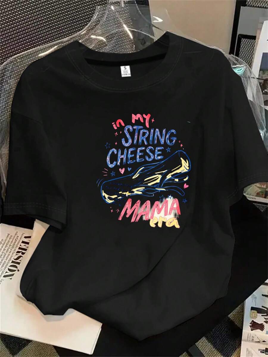 Esta camiseta de manga corta con cuello redondo y estampado de logotipo de circo para mujer es ideal para todas las estaciones. - Negro - Ver 1