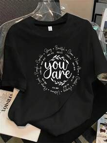 Top de mujer de cuello redondo y manga corta con estampado de pájaros y árboles en blanco y negro en el centro, apto para todas las estaciones. - Negro - Ver 1