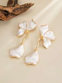 Pendientes de botón asimétricos vintage con pétalos y borlas de esmalte blanco goteado estilo francés, joyería de oreja elegante de diseño de nicho - A - Ver 1